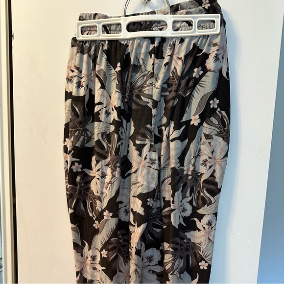 Ardene Floral Joggers - Picture 1 of 3